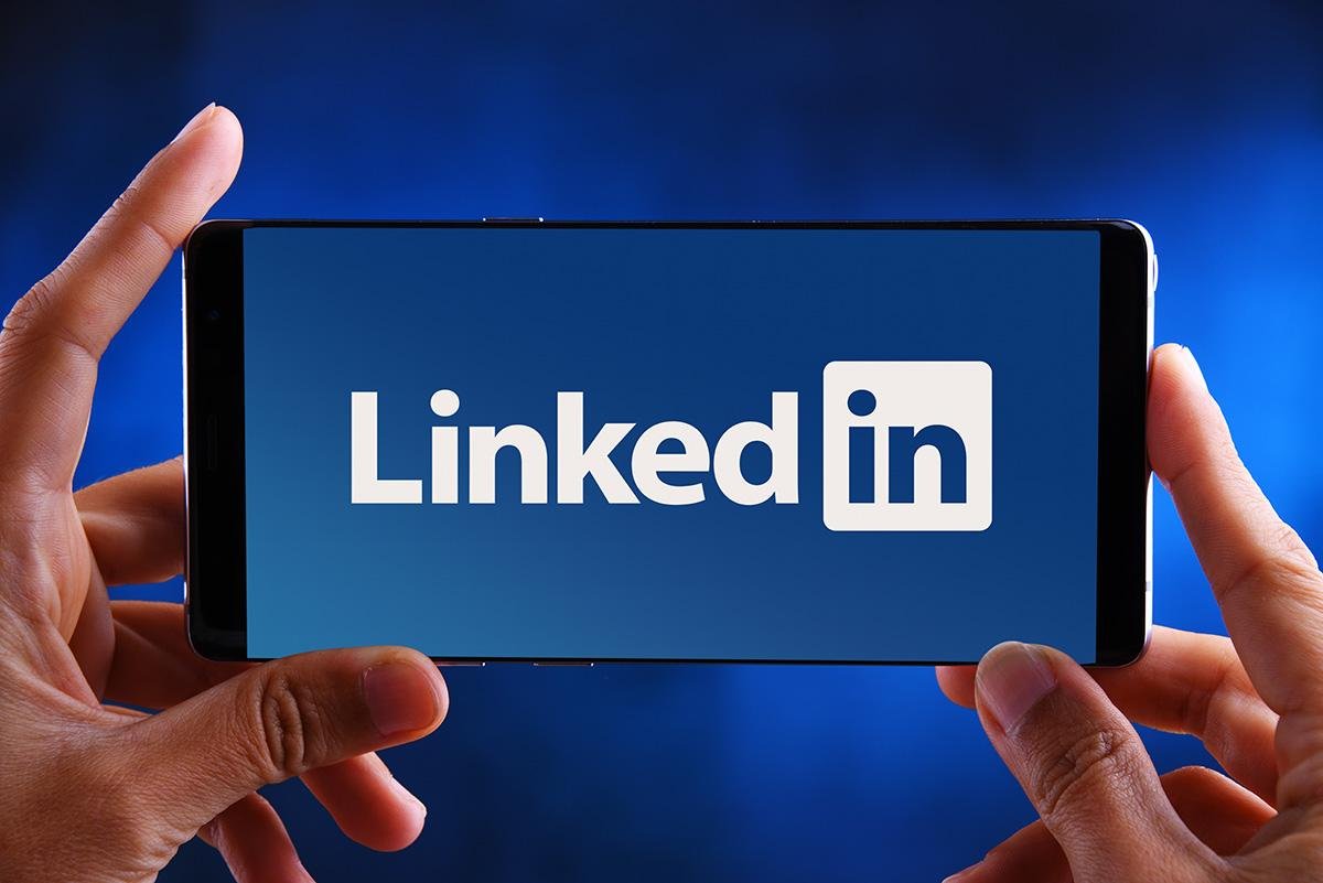 women-holding-linkedin-tyuilogo